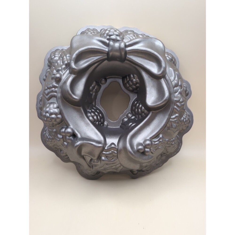 Nordic Ware Wreath Bundt Cake Pan Christmas Holiday Cast Aluminum Kitchenware